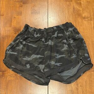 Athleta Black Camo Women's Athletic Shorts medium